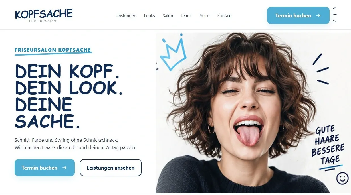 KOPFSACHE-Webdesign in Blau und Weiß mit handschriftlicher Typografie und lockigem Kurzhaarschnitt