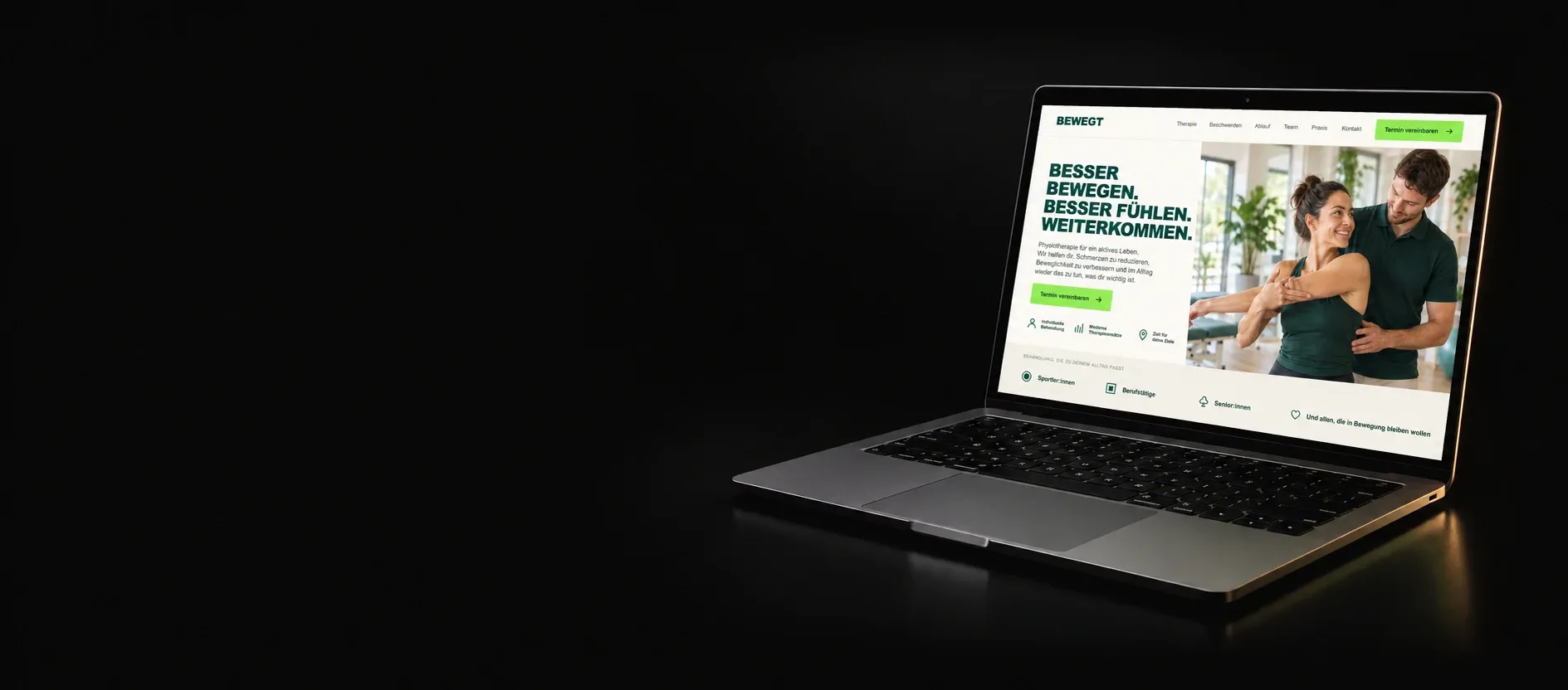 Laptop mit einer Physiotherapie-Website und einem Button zur Terminvereinbarung