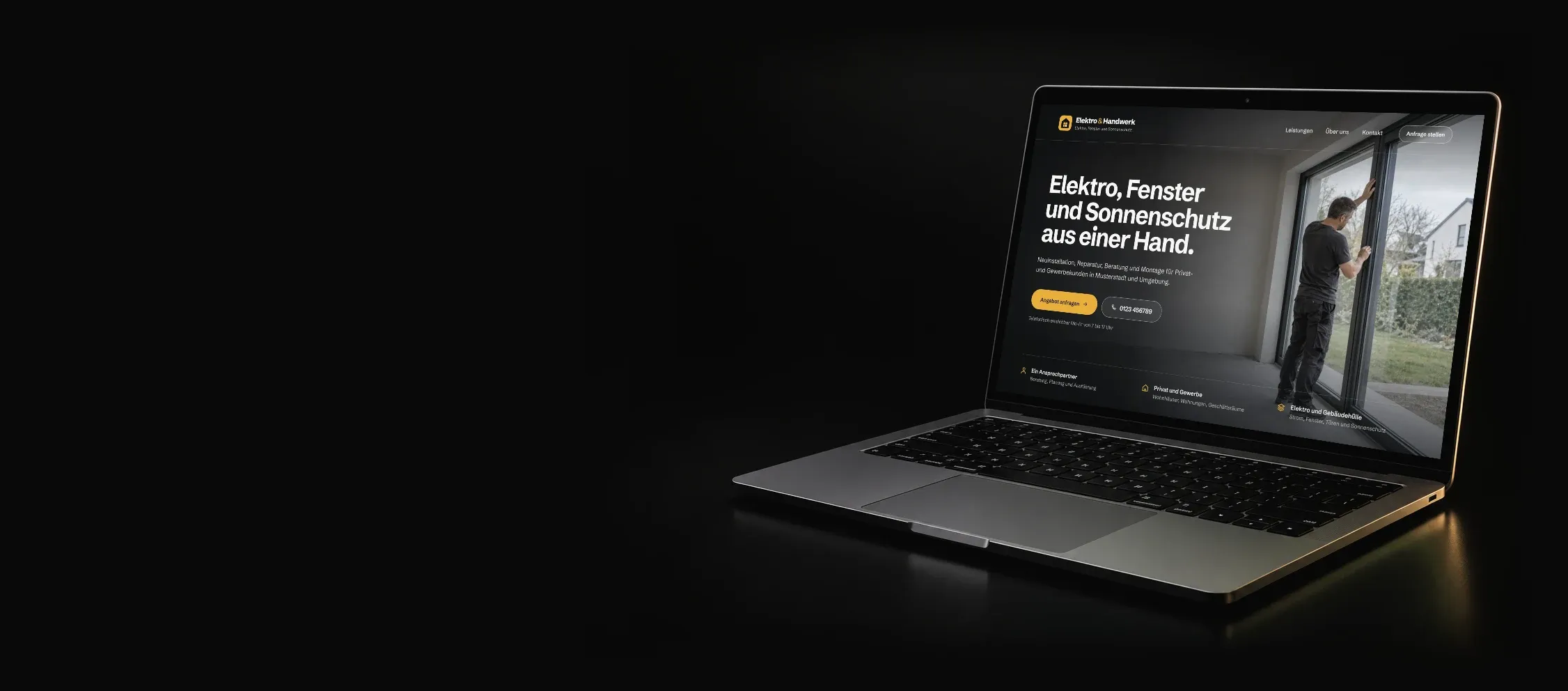 Ein Laptop auf dunklem Grund zeigt die Website eines Handwerksbetriebs für Elektro, Fenster und Sonnenschutz