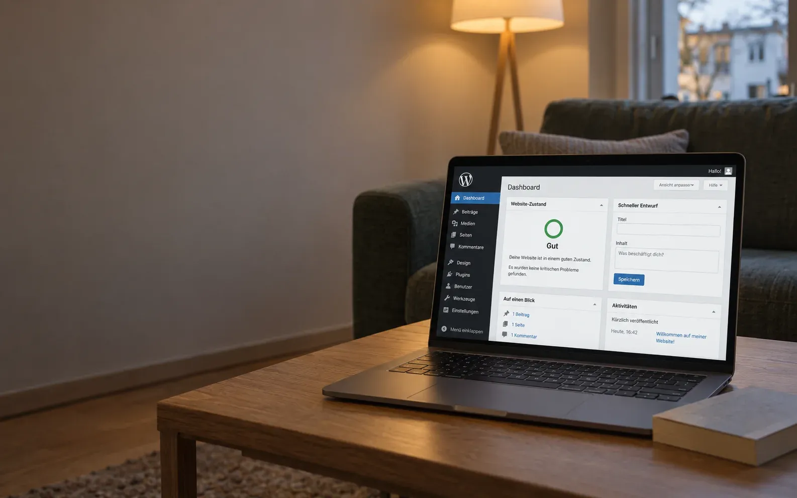 Ein Laptop auf dem Couchtisch im Wohnzimmer zeigt das WordPress-Dashboard mit dem Website-Zustand „Gut“