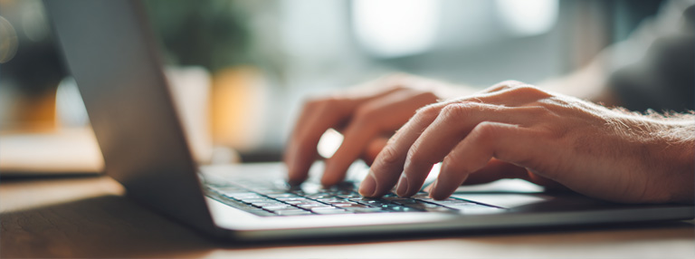 Kontaktformular DSGVO-konform am Laptop, rechtssichere Anfrageübermittlung